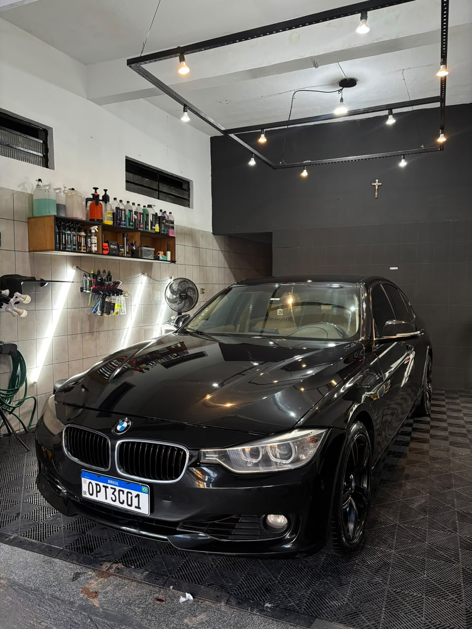 A mesma BMW após o atendimento, com a carroceria limpa
